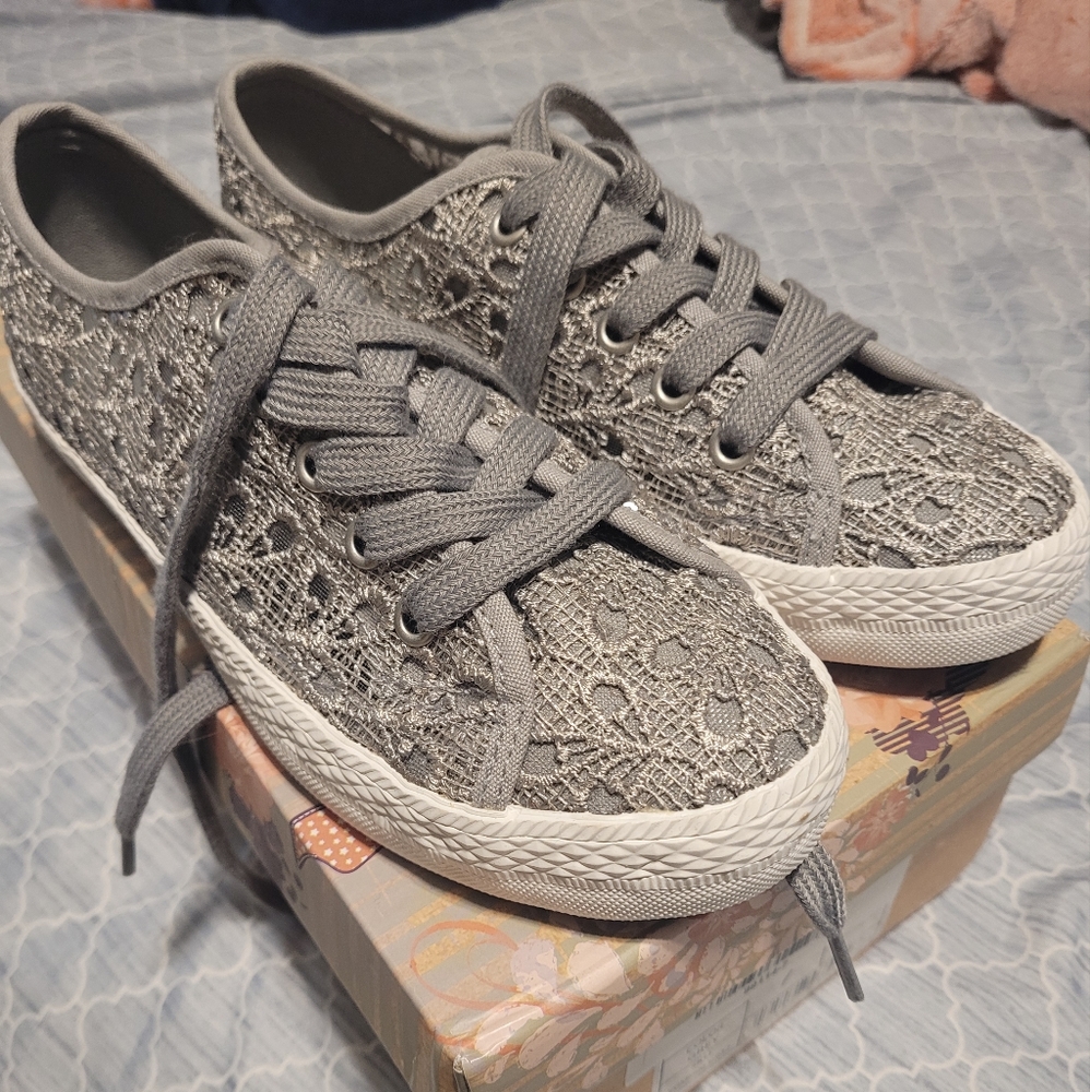 Very G crochet tennis shoes